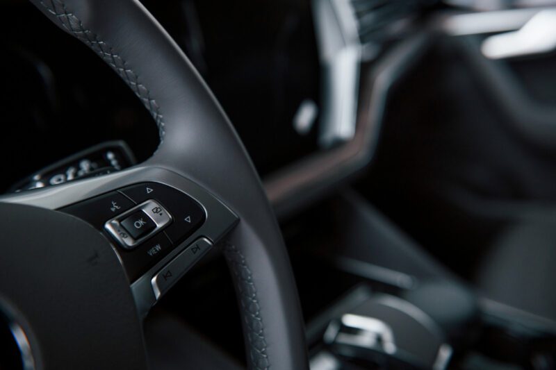 Automobilio salonas su garso izoliacijos medžiagomis tyliai ir komfortiškai kelionei