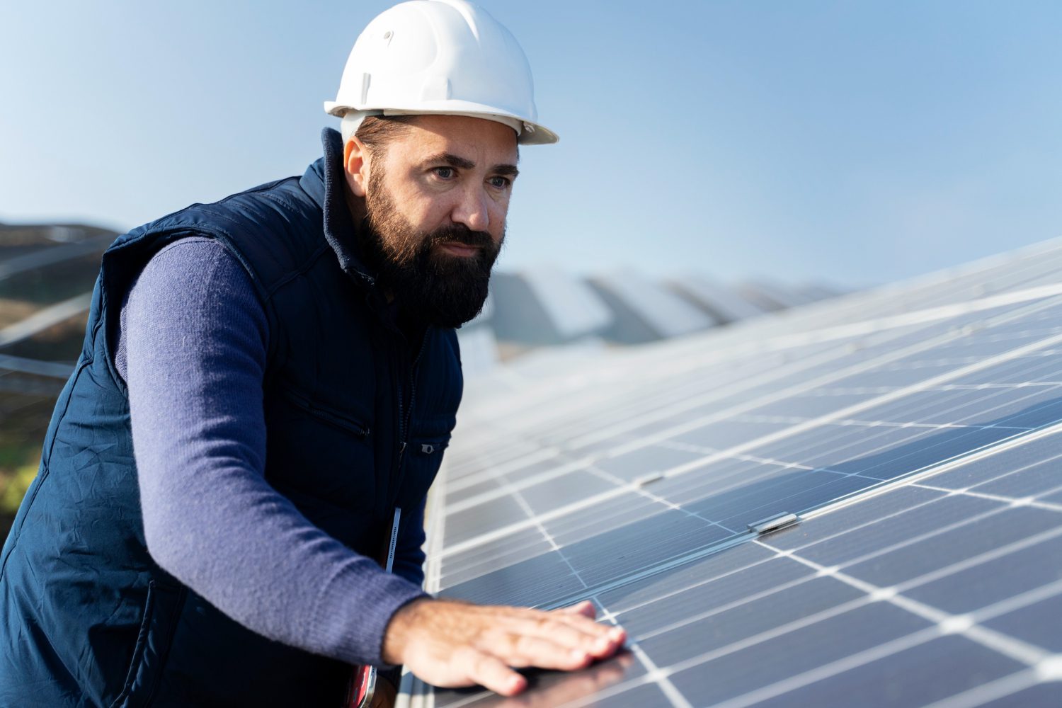 Saulės elektrinės ant namo stogo gamina elektros energiją iš saulės spindulių.