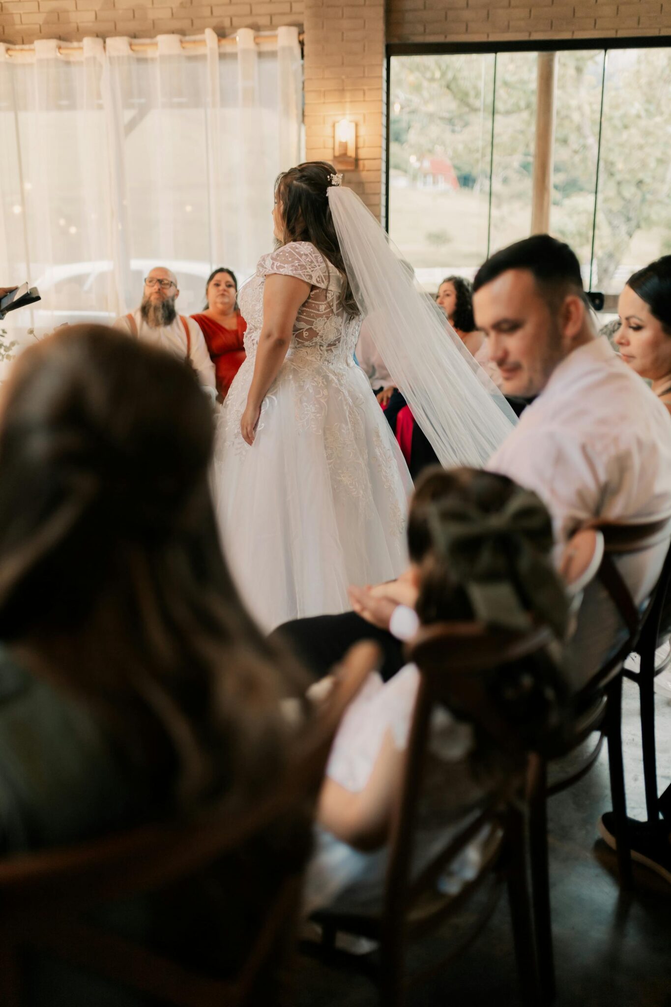 Vestuvių vedėjas su mikrofonu bendrauja su įvairaus amžiaus šventės svečiais